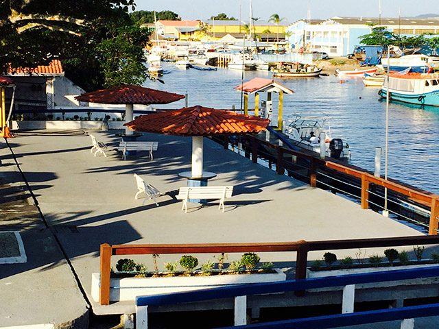 Deck à beira d'água do ICPS